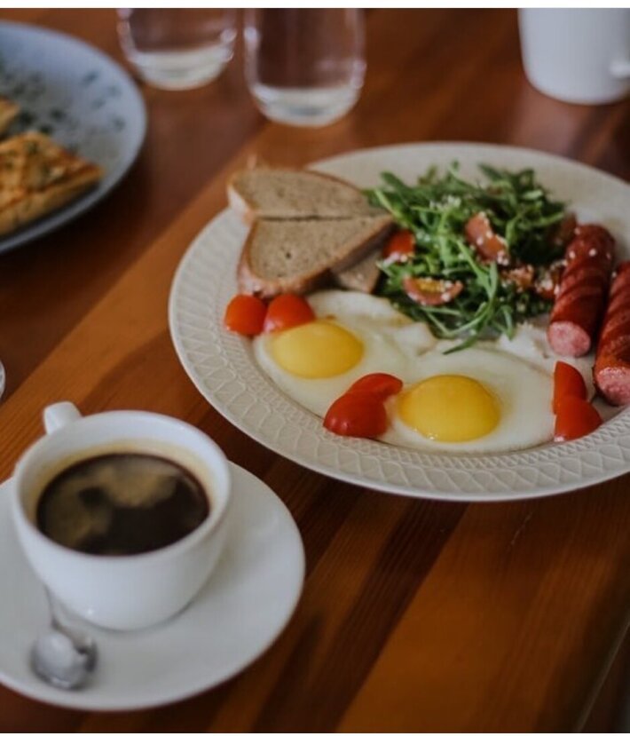 Глазунья с куриными колбасками и помидорами