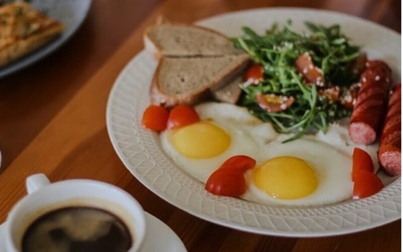 Глазунья с куриными колбасками и помидорами