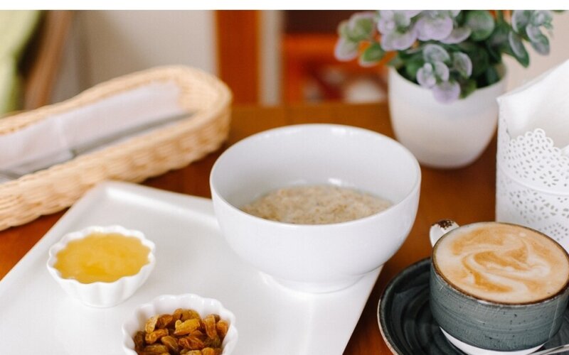 Каша овсяная с изюмом и корицей