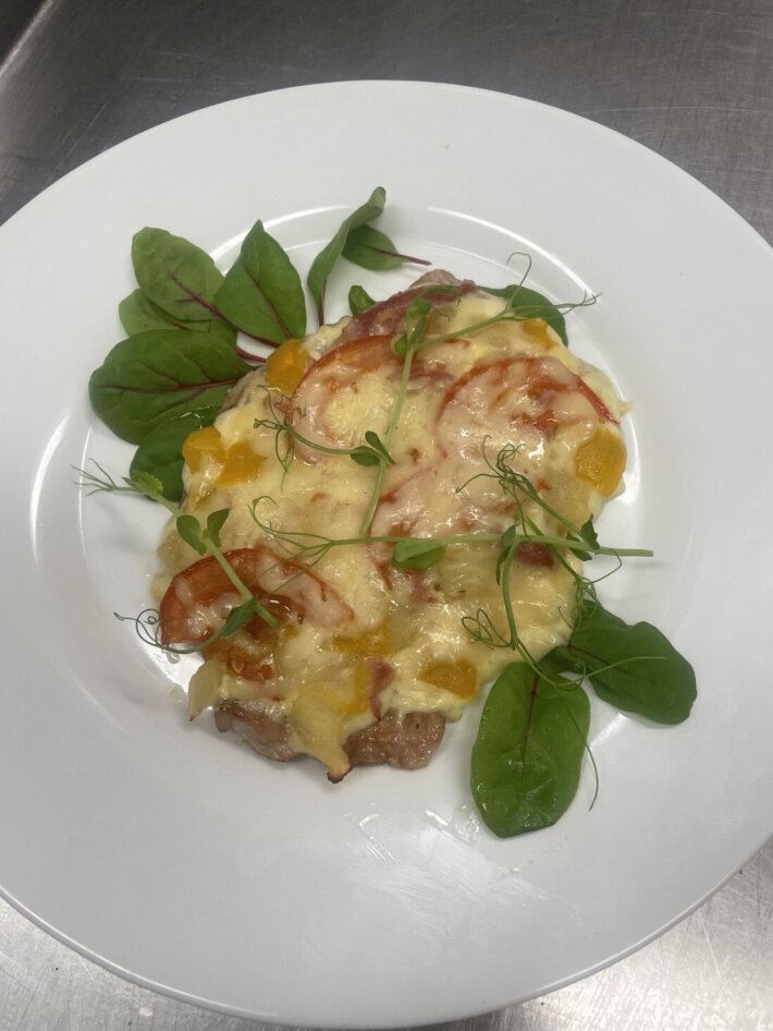 Свиная корейка  запеченная с ветчиной,помидором,ананасом и сладким перцем