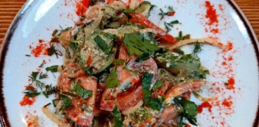 Салат по-грузински с грецким орехом
