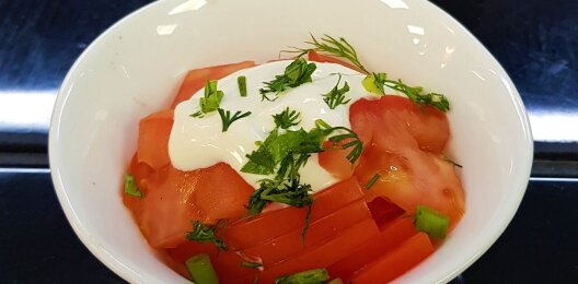 Салат из помидоров со сметаной