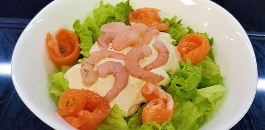 Салат с форелью и креветками