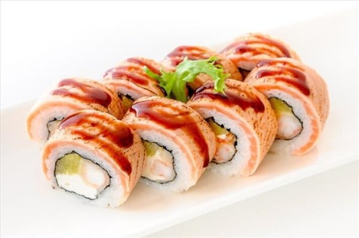 Ролл с опаленным лососем и креветкой