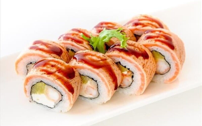 Ролл с опаленным лососем и креветкой