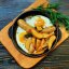 Яичница с картофельными дольками