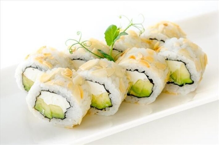 Ролл с авокадо и миндалём