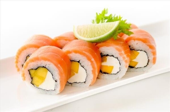 Ролл с лососем и манго