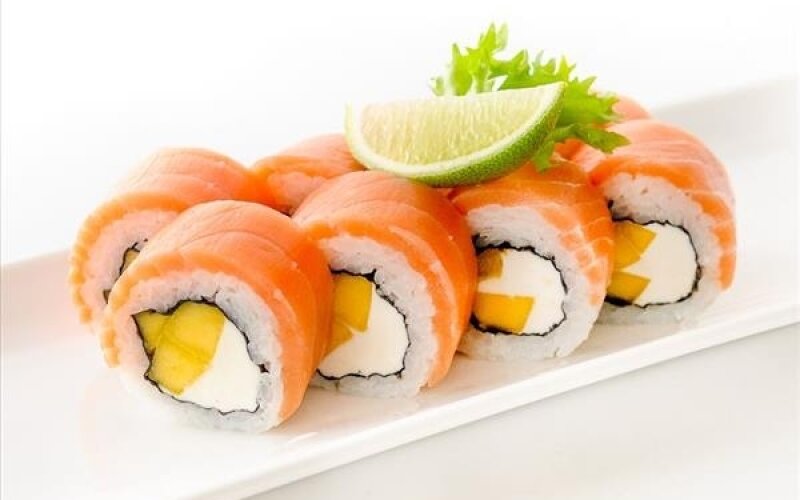 Ролл с лососем и манго