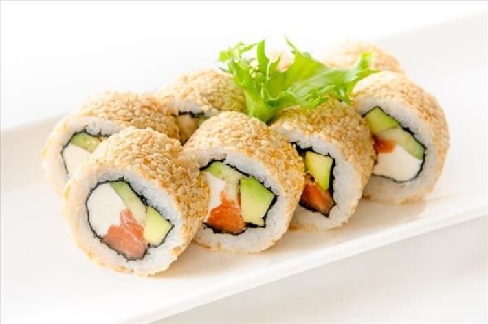 Ролл с лососем в кунжуте