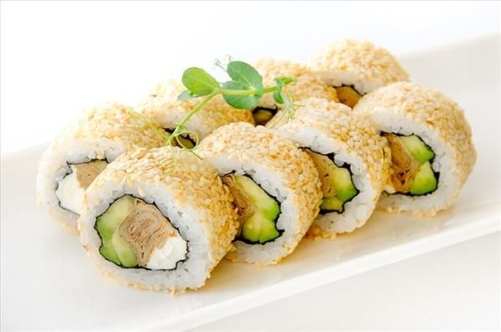 Ролл с омлетом и кунжутом