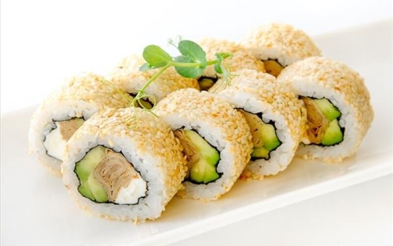 Ролл с омлетом и кунжутом