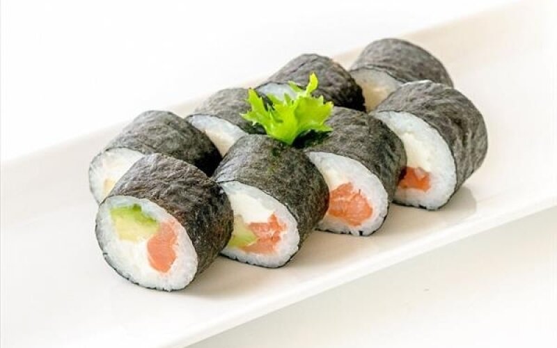 Ролл с копченой форелью и авокадо