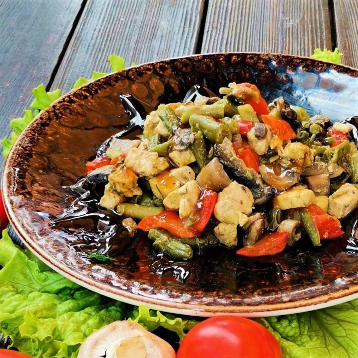 Теплый салат с курицей и грибами