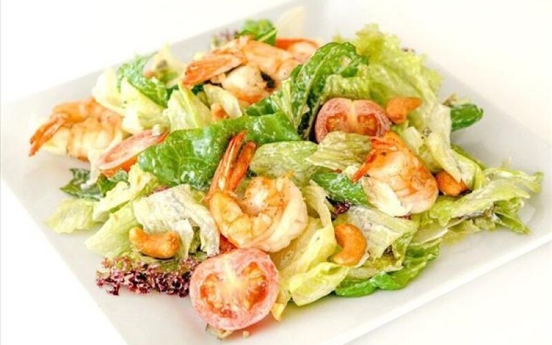 Салат с креветкой и арахисом