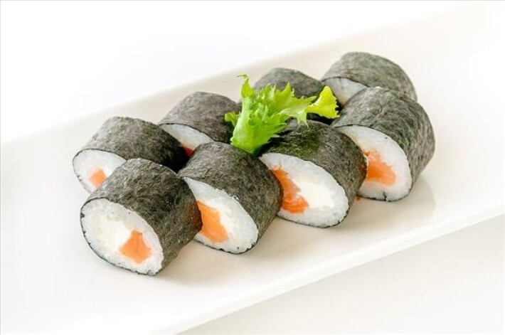 Ролл с лососем и сливочным сыром