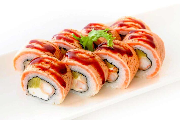 Ролл с опаленным лососем и креветкой