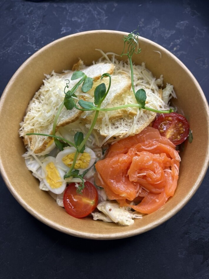 Салат «Цезарь с лососем слабой соли и перепелиным яйцом»