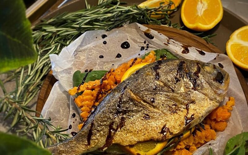 Дорада запечённая с апельсином, розмарином и бататом