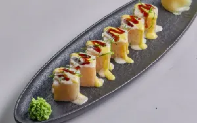 Ролл с крабовым миксом и соусом «Манго»