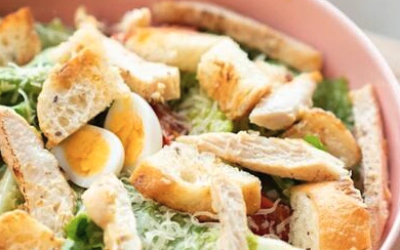 Салат «Цезарь с теплой курицей и сырным соусом»