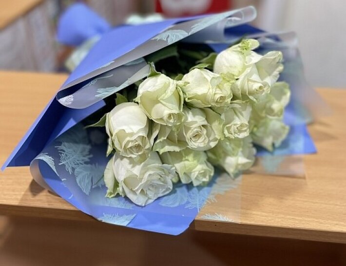 11 белых роз до 40 см