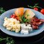 Скрэмбл с колбасками, сыром и черри