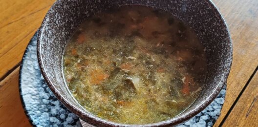 Горячий щавелевый суп с говядиной и яйцом