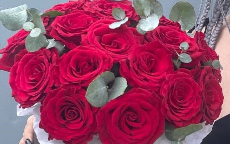 Шляпная коробка с красными розами