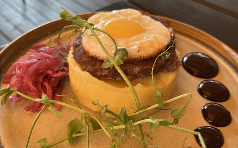 Бифштекс из говядины с картофельным пюре