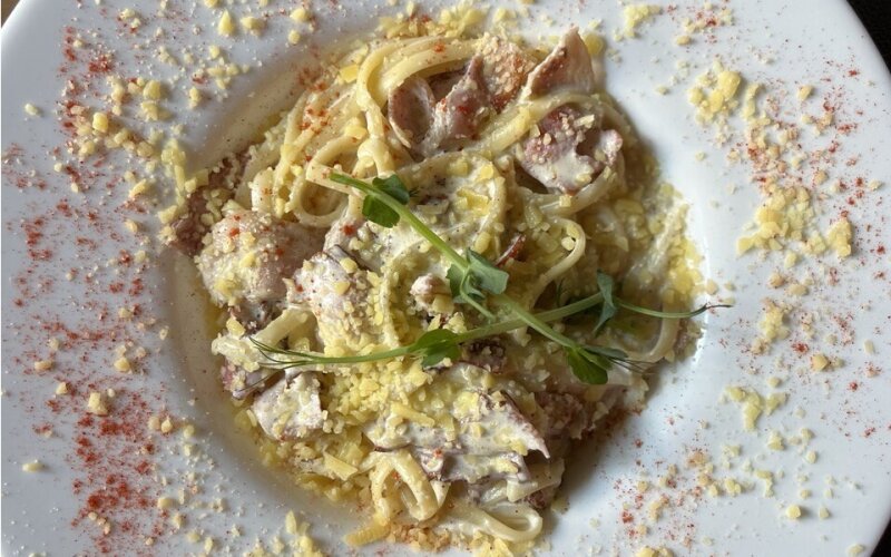 Спагетти с беконом и выдержанным сыром