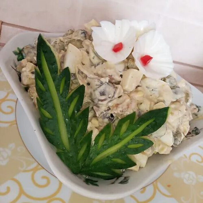 Салат с курицей и грибами