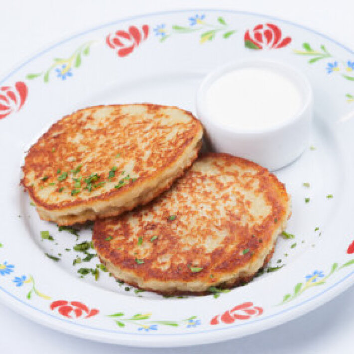 Драники с мясом и сметаной