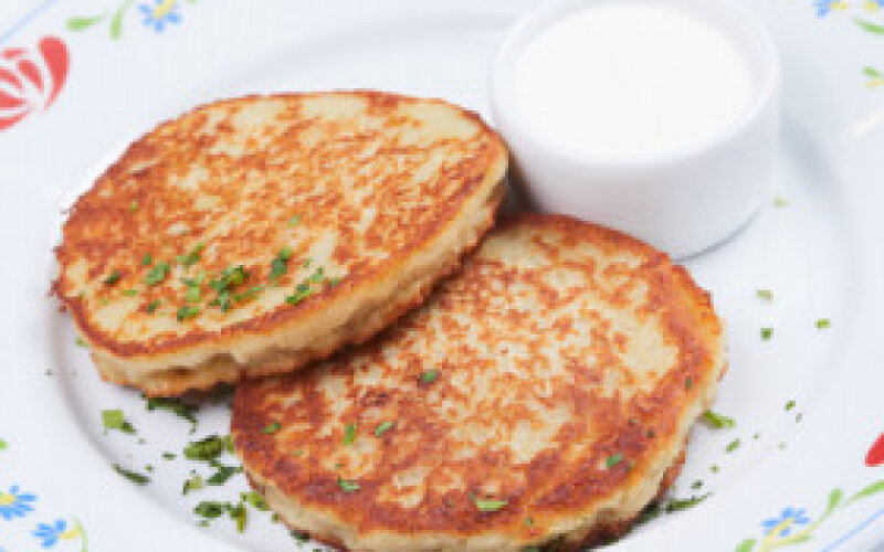 Драники с мясом и сметаной