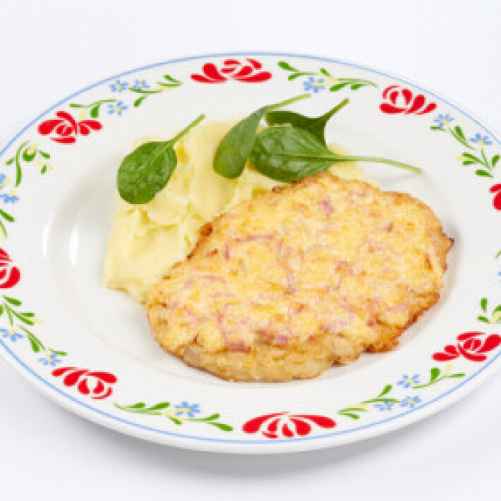 Свинина, запечённая с беконом и сыром