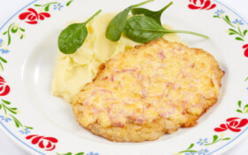 Свинина, запечённая с беконом и сыром