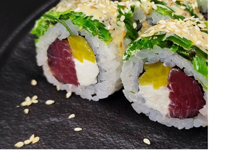 Ролл с тунцом и чукой