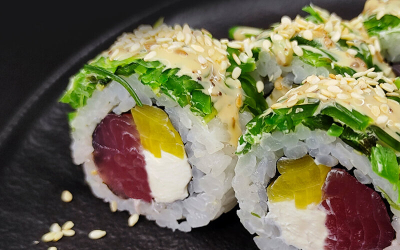 Ролл с тунцом и чукой