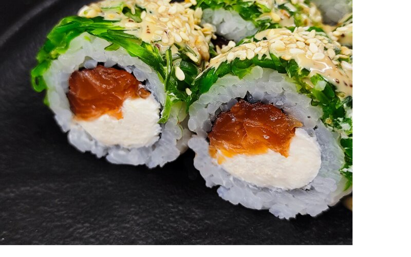 Ролл с копчёным лососем и чукой