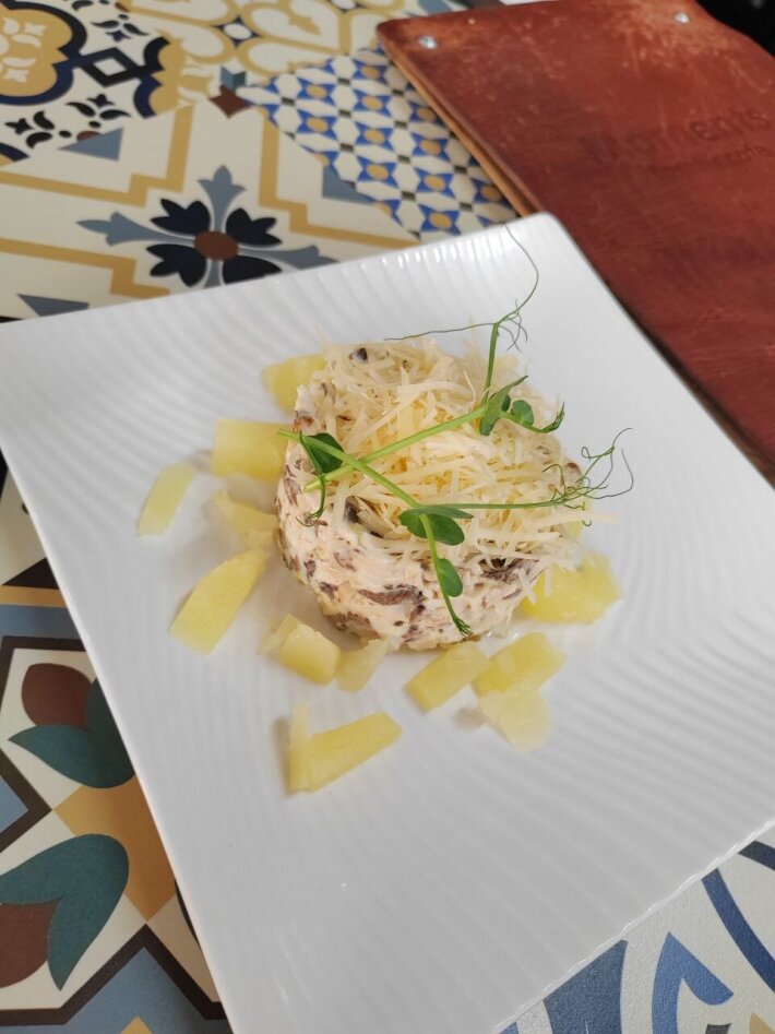 Салат «Курица с ананасами»