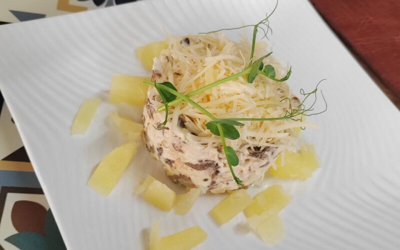 Салат «Курица с ананасами»