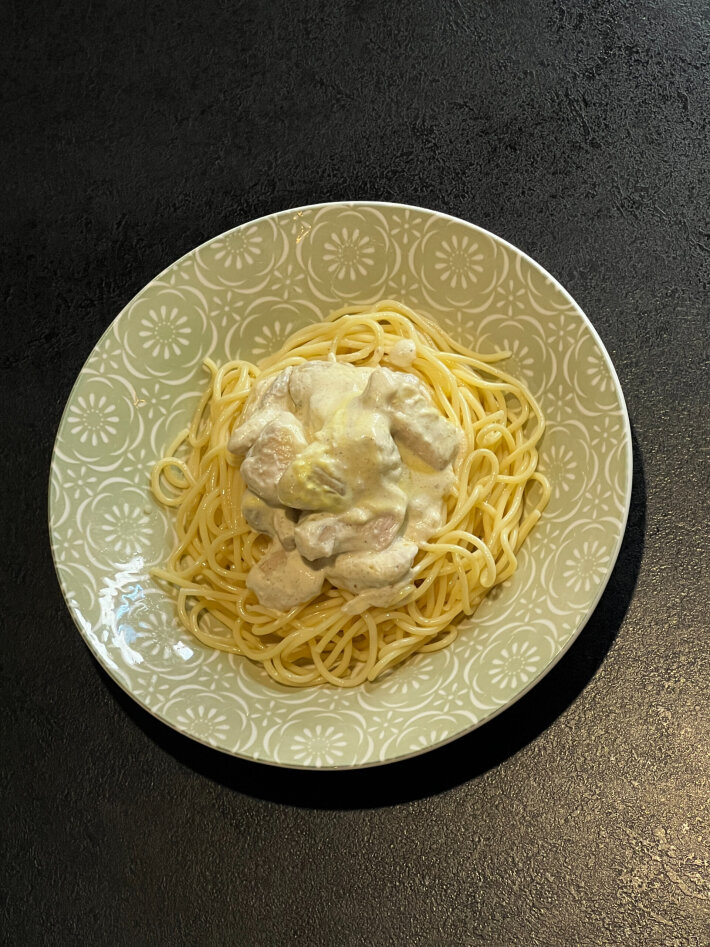 Паста с курицей и грибами