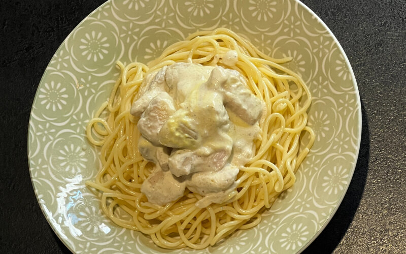 Паста с курицей и грибами