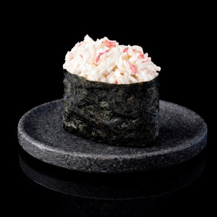 Гункан со снежным крабом