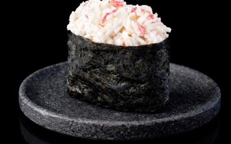 Гункан со снежным крабом