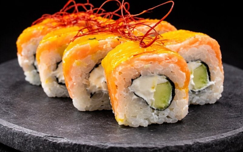 Ролл «Лосось с карамелью и манго соусом»