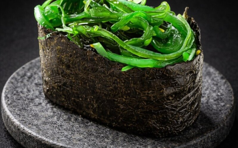 Гункан с чукой и ореховым соусом