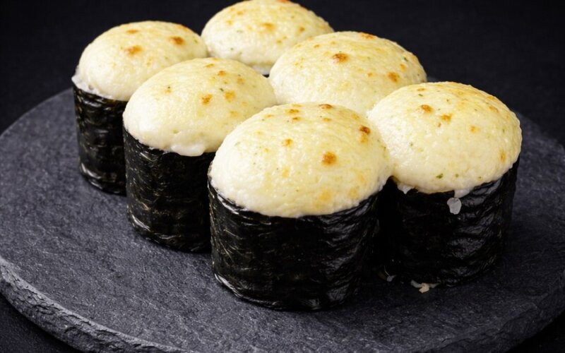 Со снежным крабомМини-ролл запечённый