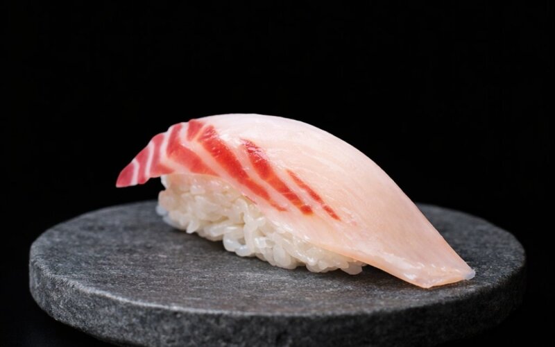 Суши с окунем татаки и манго соусом