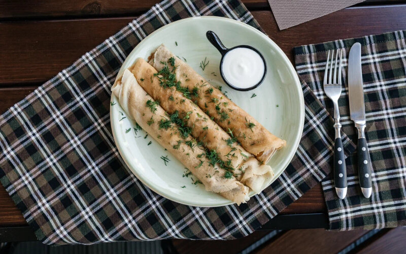 Блинчики с куриным жюльеном, грибами и сметаной